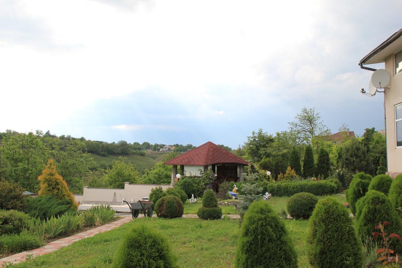 Constancia Hotel Kamjanets-Podilsky Buitenkant foto