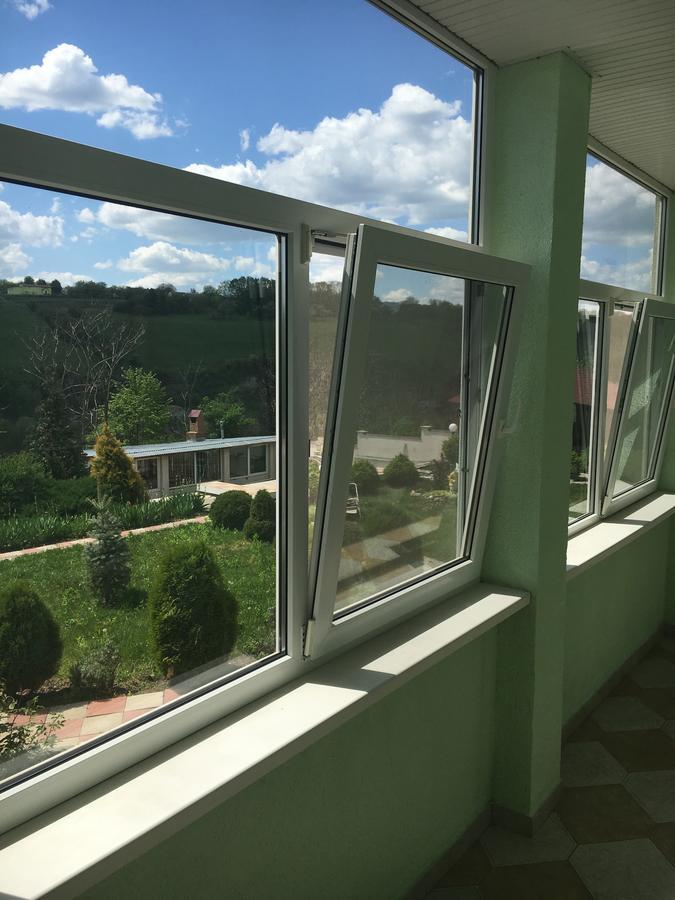 Constancia Hotel Kamjanets-Podilsky Buitenkant foto