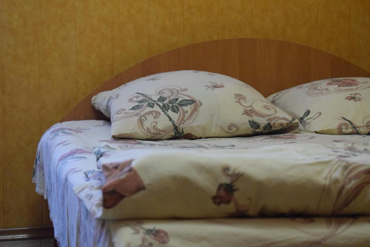 Constancia Hotel Kamjanets-Podilsky Buitenkant foto