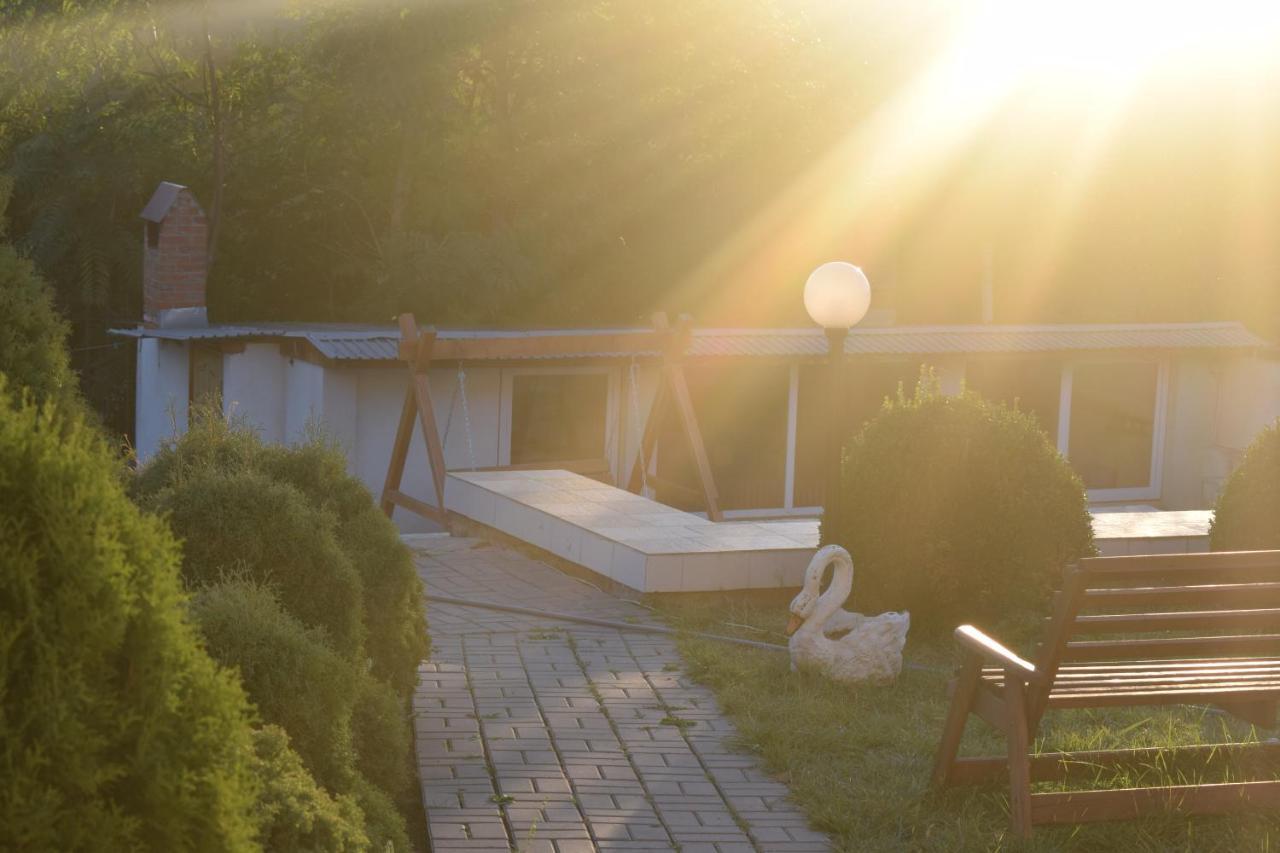Constancia Hotel Kamjanets-Podilsky Buitenkant foto